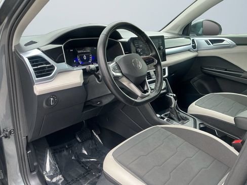 Used 2025 Volkswagen Taos SE FWD image 11