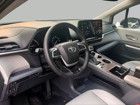Certified 2023 Toyota Sienna XLE AWD/4WD image 17