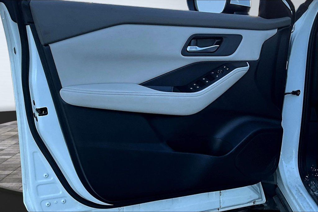 Used 2025 Nissan Rogue SV AWD/4WD image 20