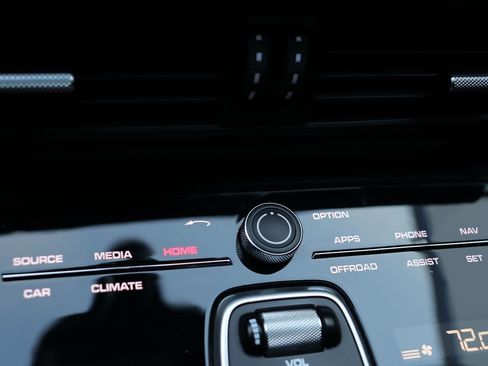 Used 2022 Porsche Cayenne Platinum Edition image 30