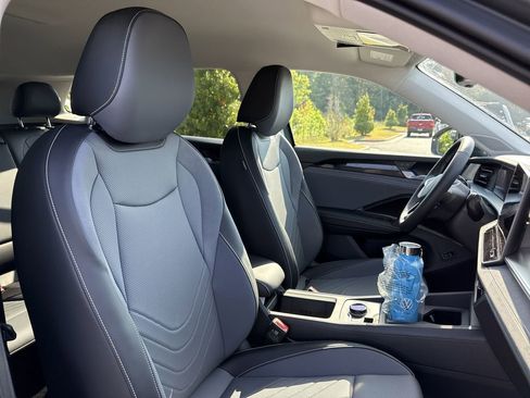 New 2025 Volkswagen Tiguan SE image 19