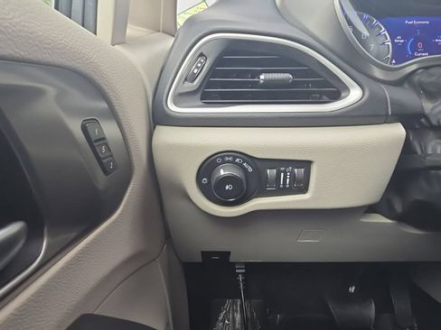 Used 2023 Chrysler Pacifica Touring-L FWD image 17