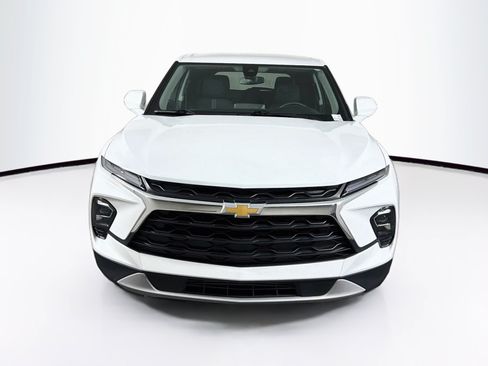 Used 2025 Chevrolet Blazer LT FWD image 2