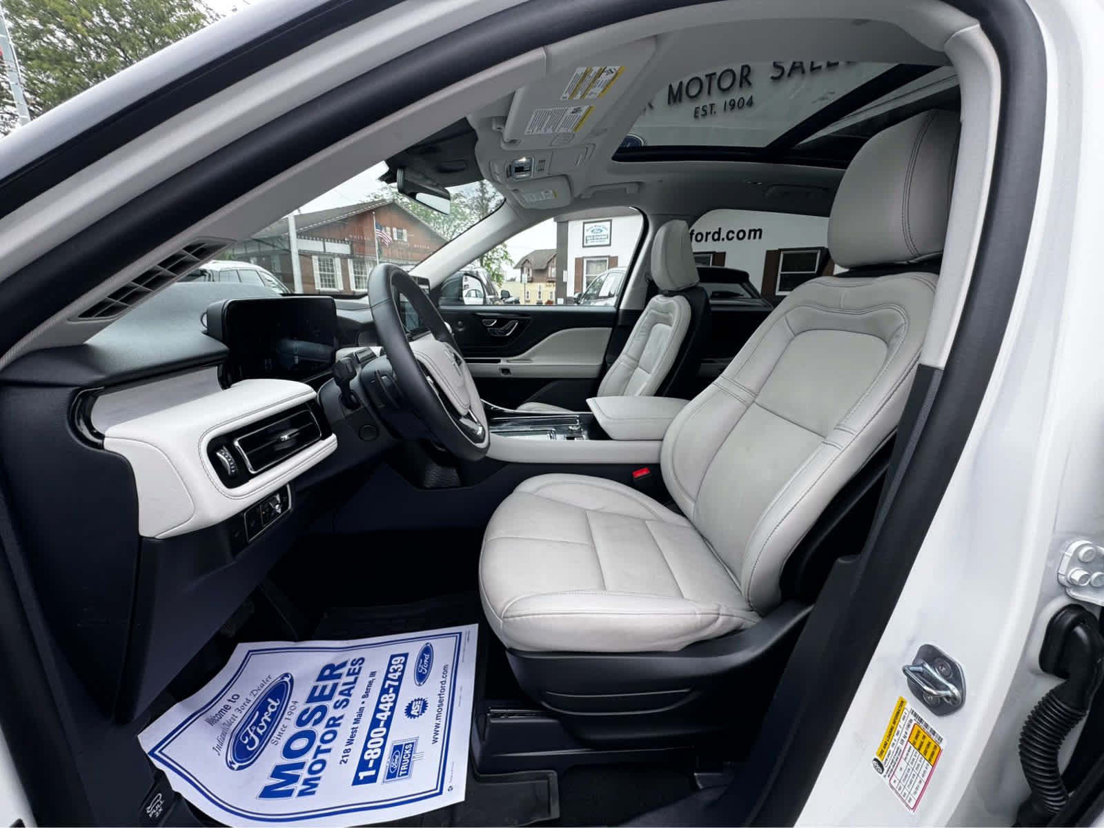 Used 2025 Lincoln Aviator Reserve AWD/4WD image 2