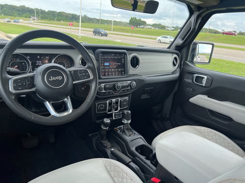 Used 2023 Jeep Gladiator Overland AWD/4WD image 16