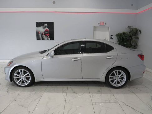 Used 2007 Lexus IS 250 w/ Premium Pkg RWD image 2
