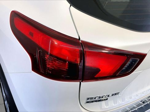Used 2017 Nissan Rogue Sport SV AWD/4WD image 28