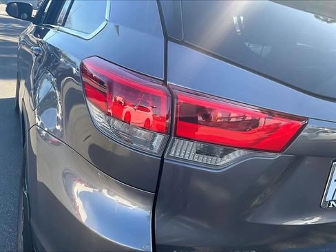 Used 2017 Toyota Highlander SE image 31