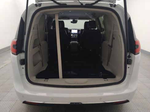 Used 2023 Chrysler Pacifica Touring-L FWD image 29