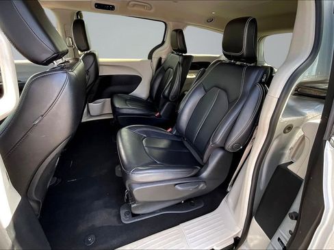 Used 2023 Chrysler Pacifica Touring-L FWD image 22