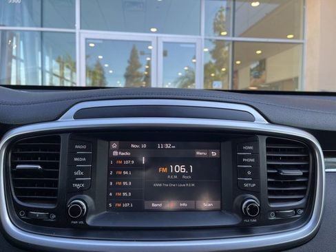 Used 2019 Kia Sorento S w/ Paint Protection Package image 8