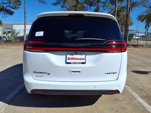 New 2026 Chrysler Pacifica Limited w/ Uconnect Theater Family Group image 18