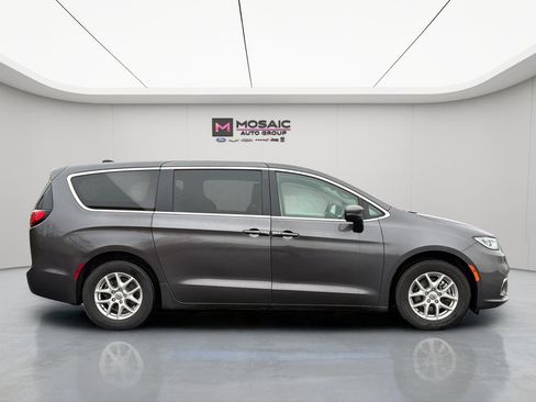 Used 2023 Chrysler Pacifica Touring-L FWD image 4