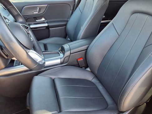 Used 2025 Mercedes-Benz GLA 250 4MATIC image 3