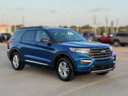Used 2020 Ford Explorer XLT w/ Equipment Group 202A AWD/4WD image 5