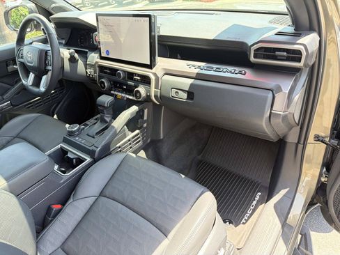 Used 2025 Toyota Tacoma TRD Off-Road w/ TRD Off Road Premium Package AWD/4WD image 28
