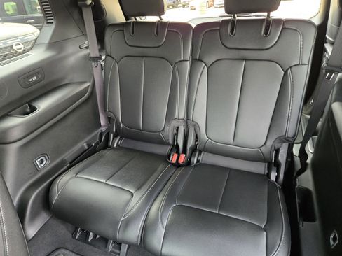 Used 2025 Jeep Grand Cherokee L Limited w/ Black Appearance Package AWD/4WD image 22