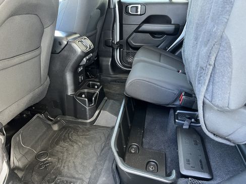 Used 2020 Jeep Gladiator Overland AWD/4WD image 19