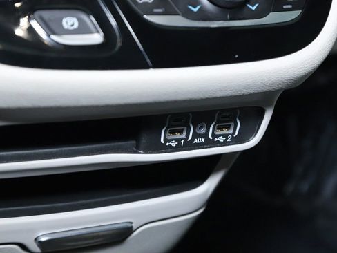 Used 2024 Chrysler Pacifica Select image 26