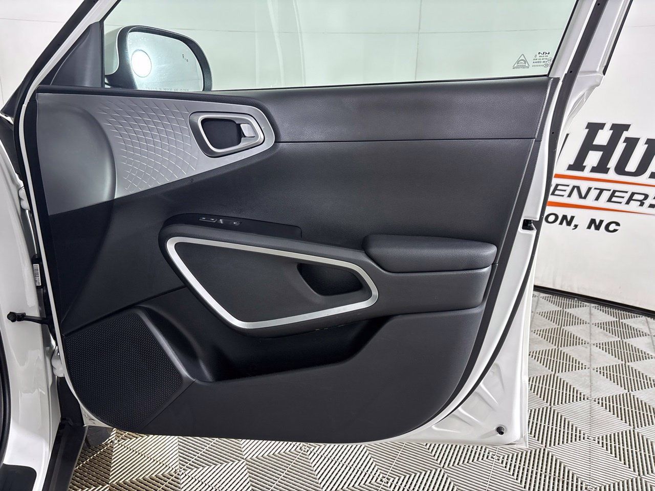 Used 2025 Kia Soul LX w/ LX Technology Package FWD image 27