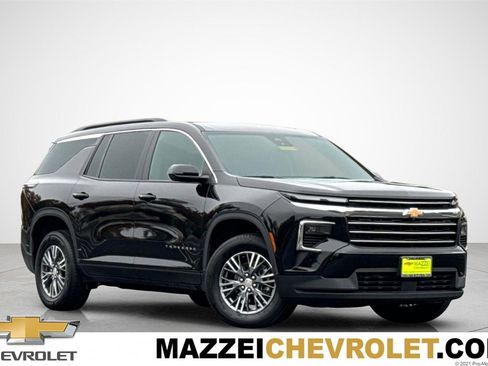 Used 2024 Chevrolet Traverse LT image 1