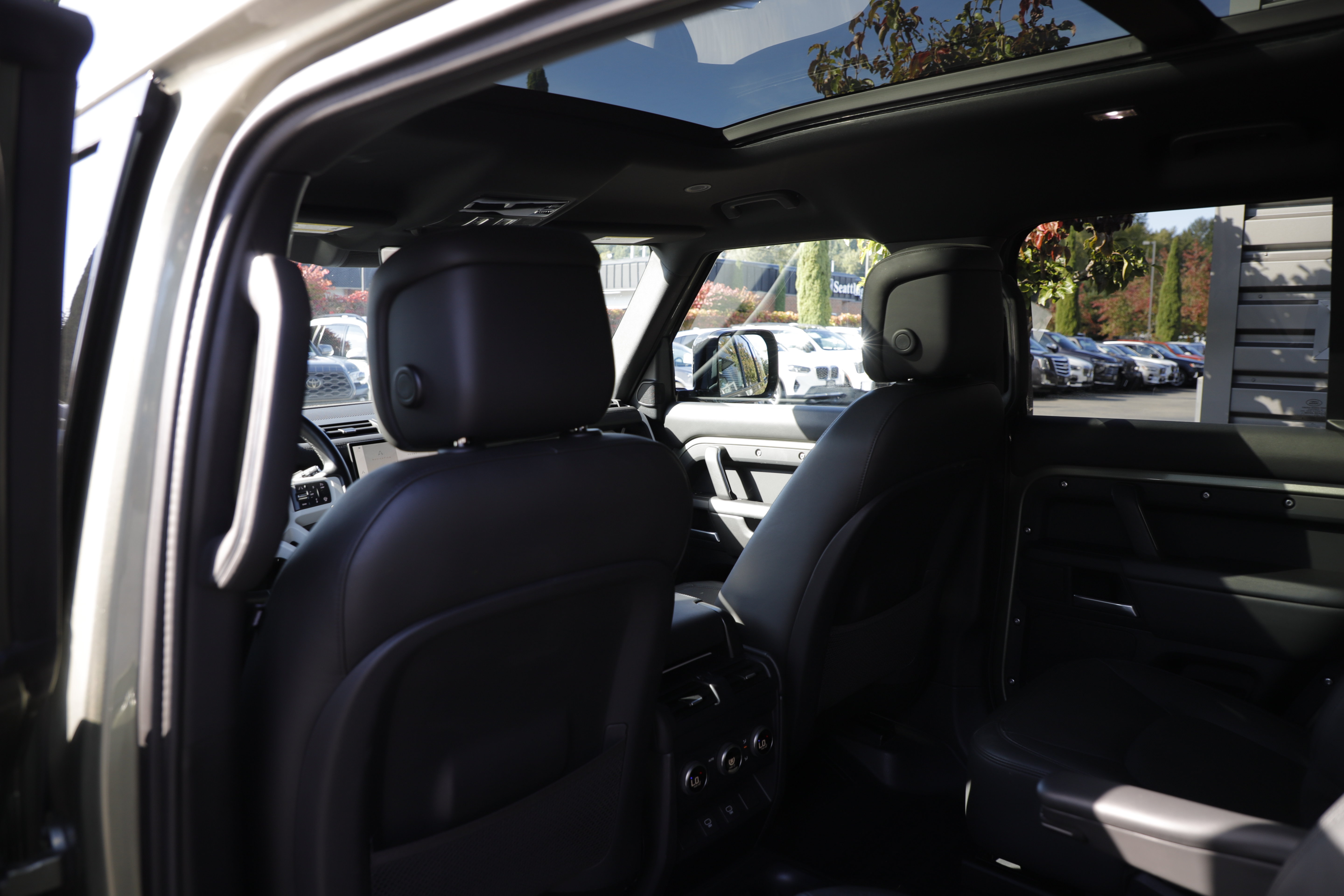 Used 2025 Land Rover Defender 130 X-Dynamic SE AWD/4WD image 15