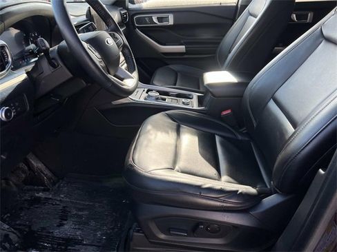 Certified 2022 Ford Explorer XLT w/ Equipment Group 202A image 9