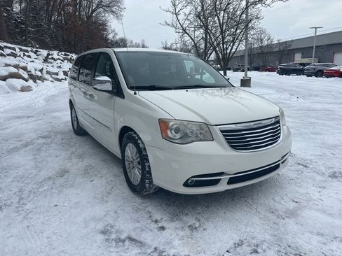 Used 2013 Chrysler Town & Country Limited w/ Luxury Group image 7