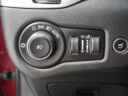 Used 2019 Jeep Cherokee Limited FWD image 23