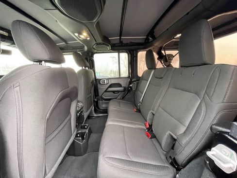 Used 2022 Jeep Wrangler Unlimited Sahara AWD/4WD image 21