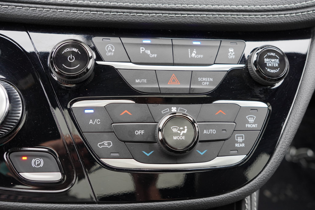 Certified 2026 Chrysler Pacifica Limited FWD image 32