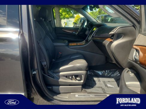 Used 2017 Cadillac Escalade Premium Luxury AWD/4WD image 19