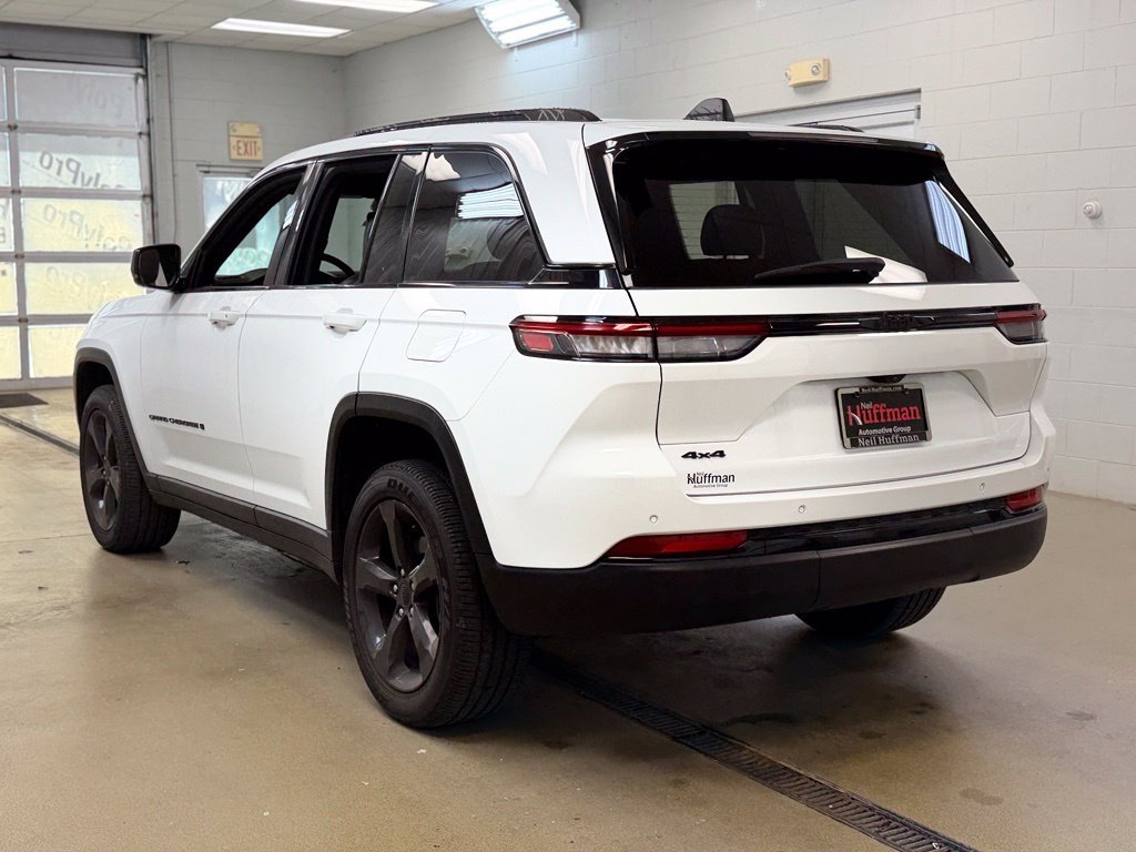 Used 2022 Jeep Grand Cherokee Altitude AWD/4WD image 7