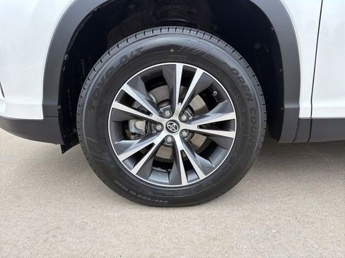 Used 2019 Toyota Highlander LE FWD image 9