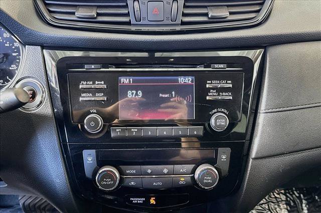 Used 2017 Nissan Rogue SV AWD/4WD image 14