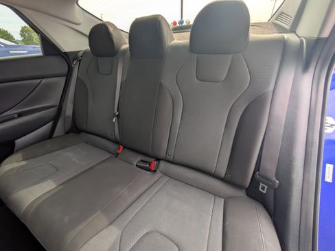 Used 2023 Hyundai Elantra SE FWD image 7