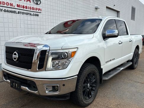 Used 2018 Nissan Titan SL image 1