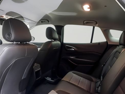Used 2025 Chevrolet Trax LT w/ LT Convenience Package FWD image 11