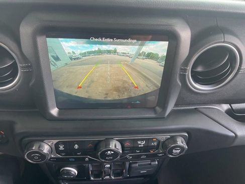 Used 2022 Jeep Wrangler Unlimited Sahara w/ Cold Weather Group AWD/4WD image 18