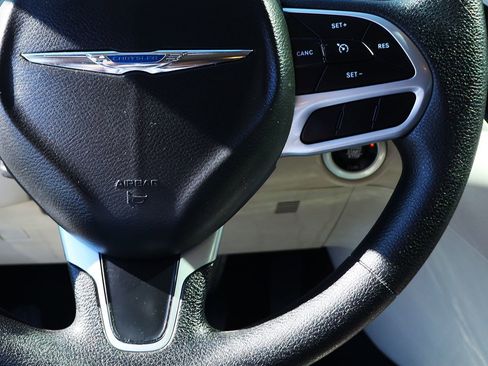 Used 2020 Chrysler Voyager L image 54