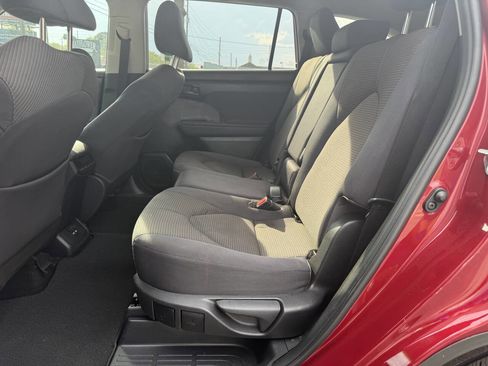 Used 2021 Toyota Highlander LE image 12