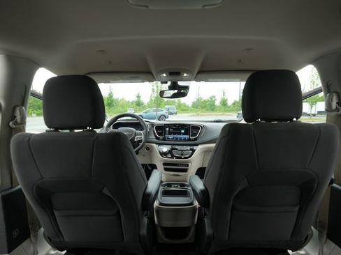 Used 2021 Chrysler Pacifica Touring FWD image 22