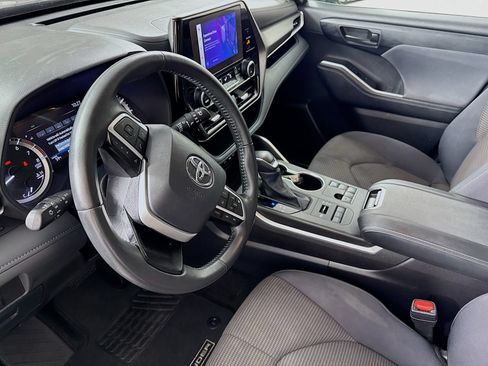 Used 2024 Toyota Highlander LE AWD/4WD image 7