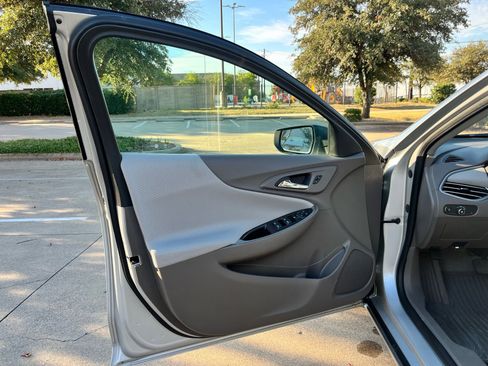 Used 2017 Chevrolet Malibu LS w/ LPO, Convenience Package 2 image 9