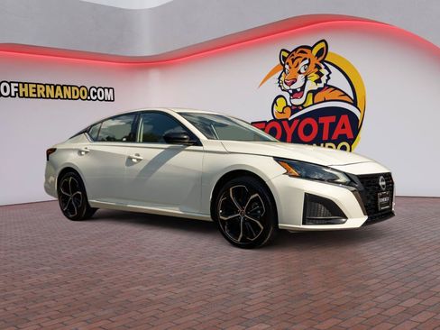 Used 2025 Nissan Altima 2.5 SR FWD image 3