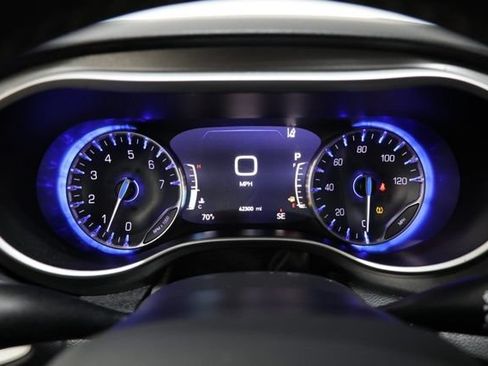 Used 2023 Chrysler Pacifica Touring-L FWD image 23