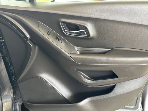 Used 2017 Chevrolet Trax LT w/ LT Convenience Package FWD image 21