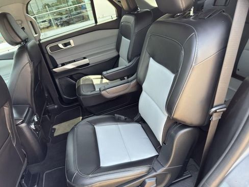 Used 2022 Ford Explorer XLT w/ Equipment Group 202A image 11