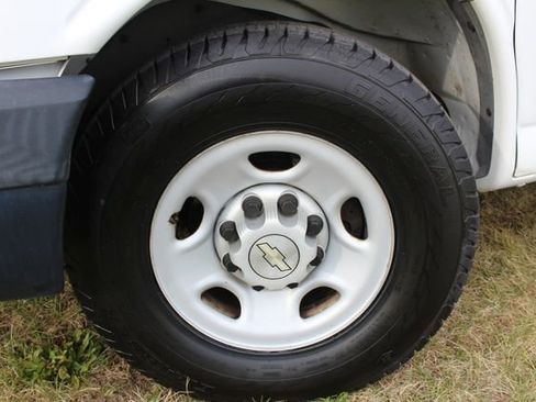 Used 2009 Chevrolet Express 2500 image 30