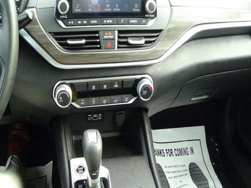 Used 2025 Nissan Altima 2.5 SV FWD image 25